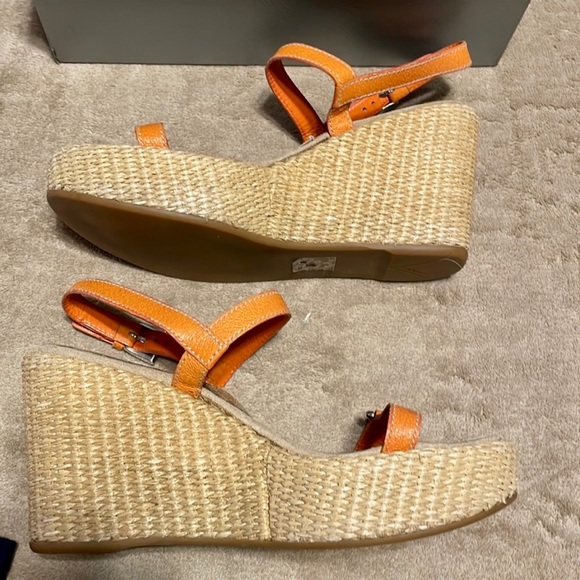 Authentic Prada leather sandals perfect for the spring and summer. - Picture 4 of 11